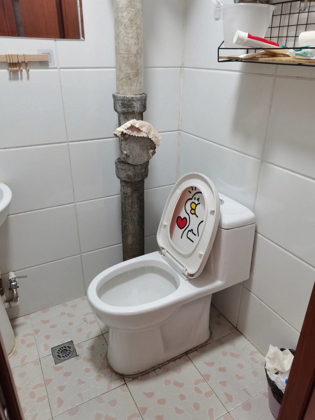 卫生间水管漏水怎么办，水管漏水该如何处理呢