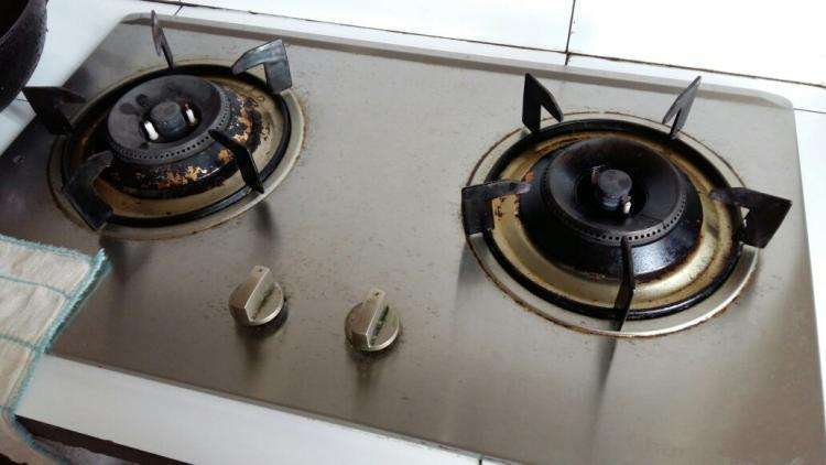 燃气灶打不着火是什么原因引起的？燃气灶突然打不着火了是发生了什么？